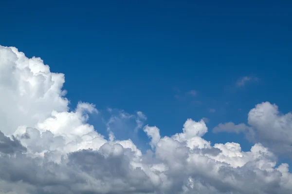 Blå himmel bakgrund — Stockfoto