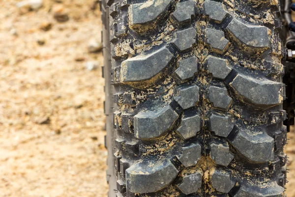 Tread tire coated in mud — Stock Photo, Image