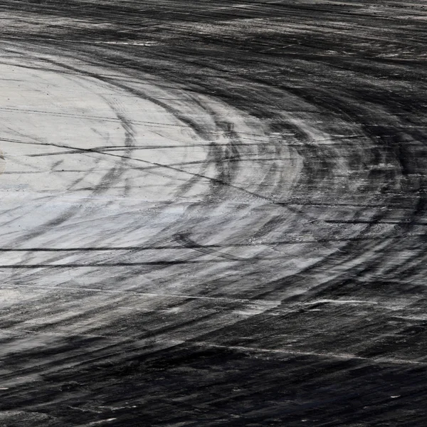 Marcas de pneus na pista de estrada — Fotografia de Stock