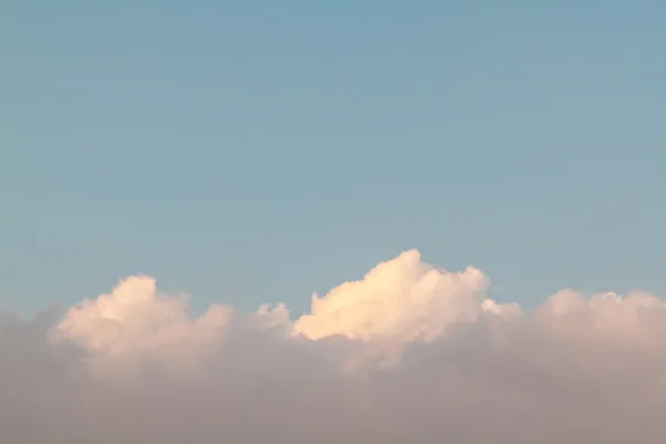 Mavi gökyüzü beyaz bulutlar ile — Stok fotoğraf