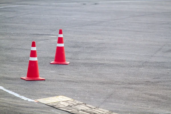 Marcas de neumáticos en la pista de carretera — Foto de Stock