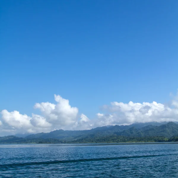 Lago y montaña — Foto de Stock