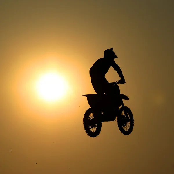 Motorfiets springt in de lucht — Stockfoto