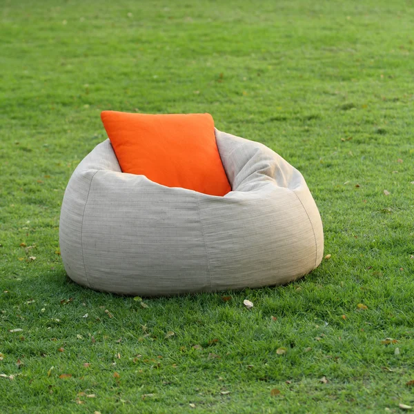 Cadeira de tecido com travesseiro — Fotografia de Stock