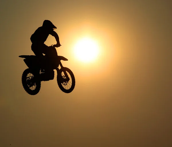 Motorcycle jumps in the air — Stock Photo, Image