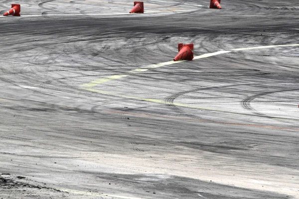 Marcas de pneus na pista de estrada — Fotografia de Stock