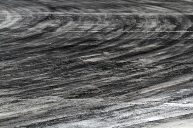 Yol üzerinde lastik izleri