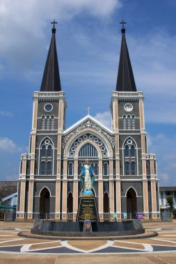 Mavi gökyüzü olan kilise 