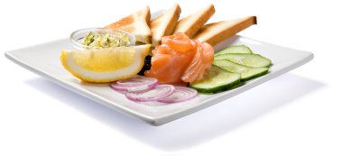 Beyaz tabakta somon füme