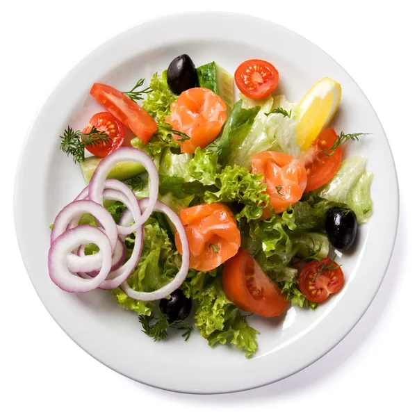 Insalata con salmone servita su piatto bianco — Foto Stock