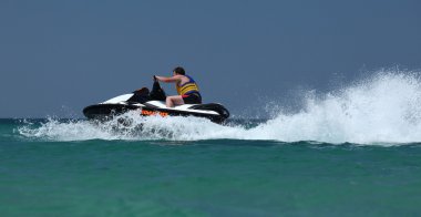 adam sürücüde jetski