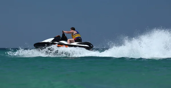 Adam sürücüde jetski — Stok fotoğraf