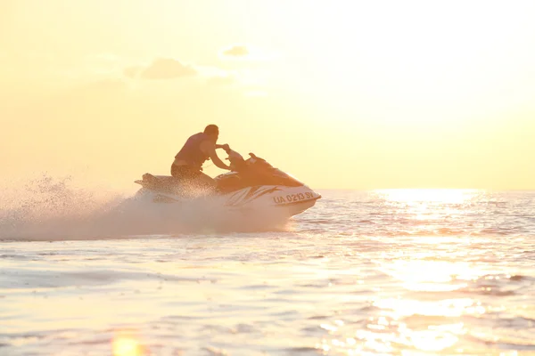 Homme conduire sur le jetski — Photo