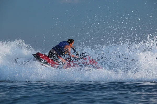 Adam sürücüde jetski — Stok fotoğraf