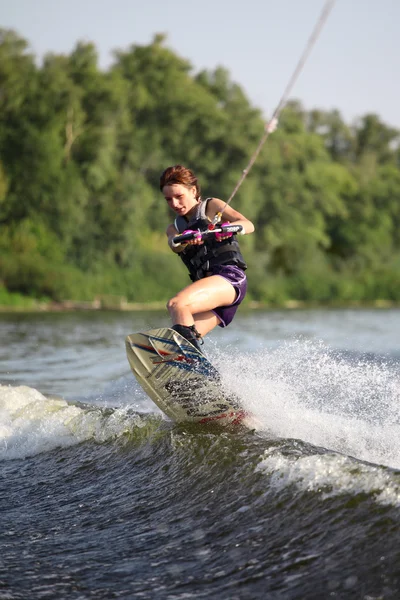 Schoonheid meisje op wakeboard — Stockfoto