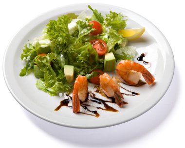 Beyaz tabakta karides salatası