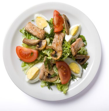 Beyaz tabakta et salatası