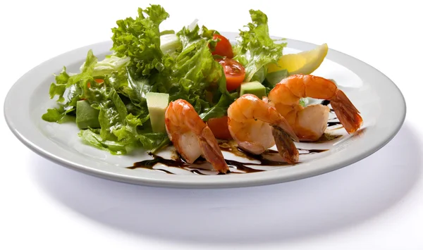 Salat mit Garnelen auf weißem Teller serviert — Stockfoto