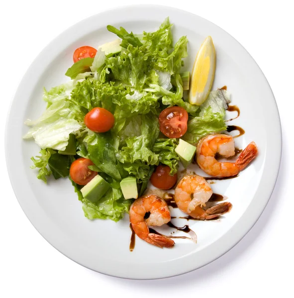 Salat mit Garnelen auf weißem Teller serviert lizenzfreie Stockfotos