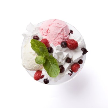 Orman meyveleri ile dondurma