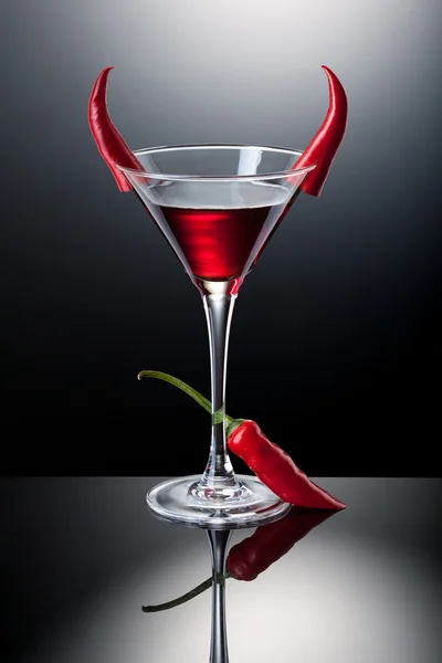 Bicchiere di martini rossi decorato con peperoncino — Foto Stock