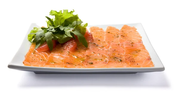 Beyaz tabakta Somon carpaccio.