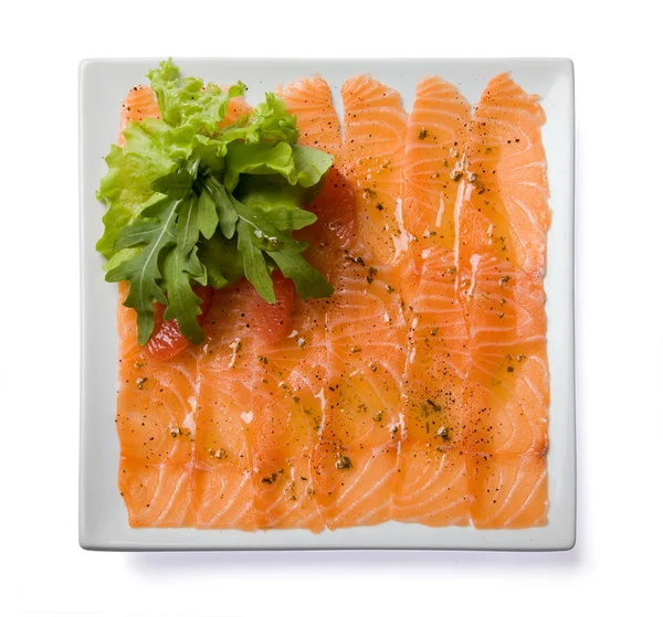 Beyaz tabakta Somon carpaccio.