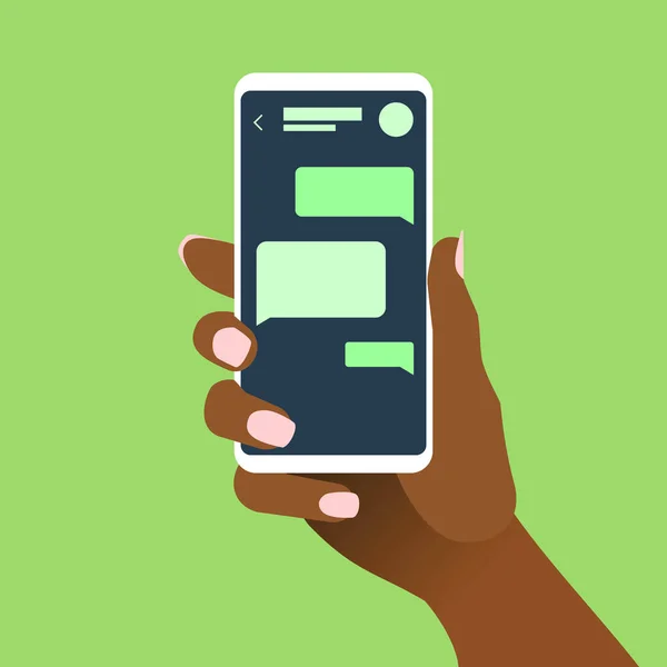 Африканская Женщина Держит Смартфон Текстовыми Сообщениями Чат Пузырьки Экране Телефона — стоковый вектор