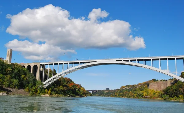 Мост Рейнбоу у Ниагарского водопада на границе США и Канады — стоковое фото