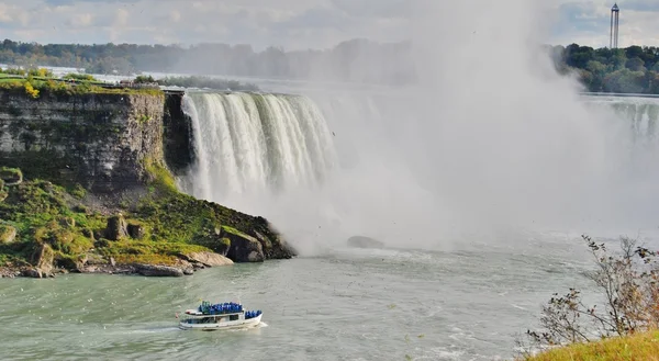 Piga i dimma båten vid Niagarafallen flygfoto, usa — Stockfoto