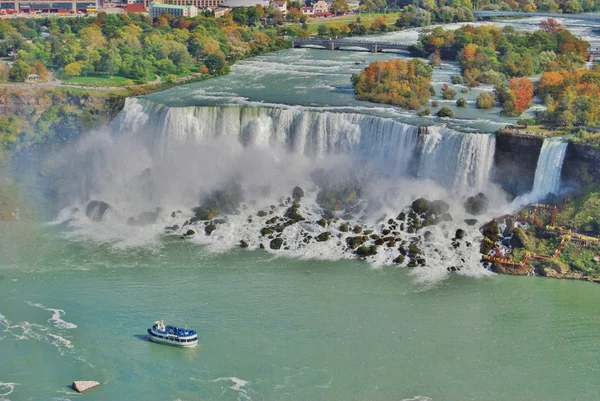 Piga i dimma båten vid Niagarafallen flygfoto, usa — Stockfoto