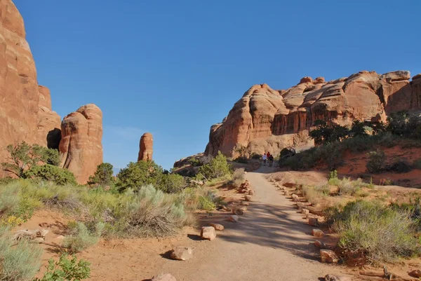 Escursionisti al Devil's Garden, Arches National Park nello Utah, Stati Uniti — Foto Stock