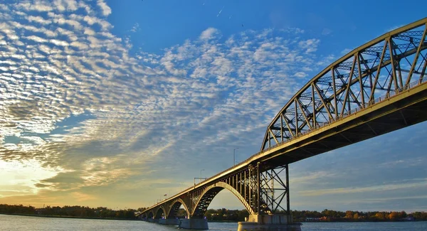 Мост на закате, США — стоковое фото