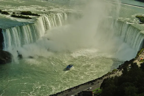 Niagarafallen och piga i dimma tour, usa — Stockfoto