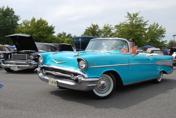 kimliği belirsiz erkek 1957 chevrolet bel air Cabrio sürüş