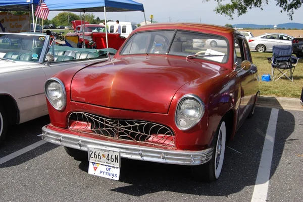 Kırmızı chevy street rod eski model araba — Stok fotoğraf