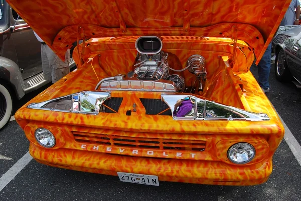 1960 orange chevrolet pick-up truck airbrush motor — Stockfoto