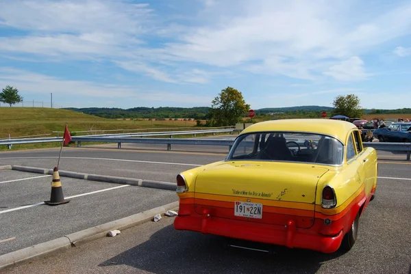 1960 klasik sarı araba arka görünüm — Stok fotoğraf