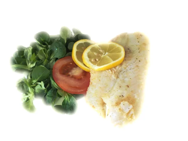 Fiskrätt - stekt fiskfilé med grönsaker — Stockfoto