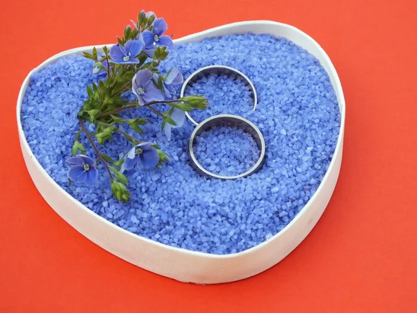 Getrouwd, trouwringen, in kleine blauwe steen — Stockfoto