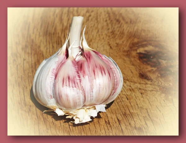 Fresh garlic cloves on a wooden board from oak — Stock Photo, Image