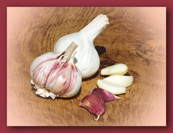 Fresh garlic cloves on a wooden board from oak — Stock Photo, Image