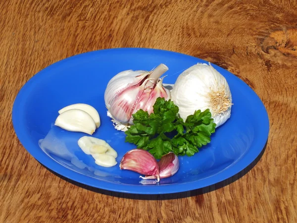 Fresh garlic cloves on a wooden board from oak — Stock Photo, Image