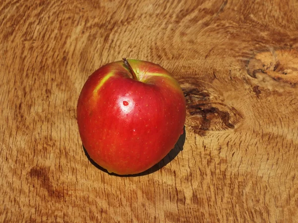 Fresh apple on a bed of oak — Stock Photo, Image