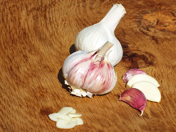 Fresh garlic cloves on a wooden board from oak — Stock Photo, Image