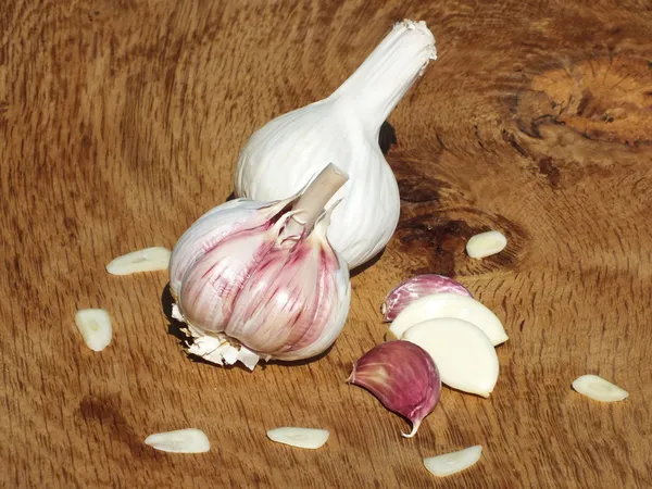 Fresh garlic cloves on a wooden board from oak — Stock Photo, Image