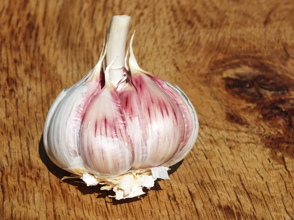 Fresh garlic cloves on a wooden board from oak — Stock Photo, Image