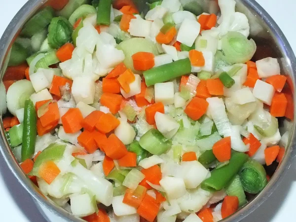 Legumes tomate fresco com cebola, alho e especiarias na tábua de corte — Fotografia de Stock