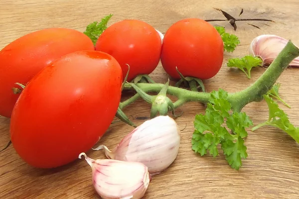 Vegetables fresh tomato with onion, garlic and spices on cutting board — Stock Photo, Image