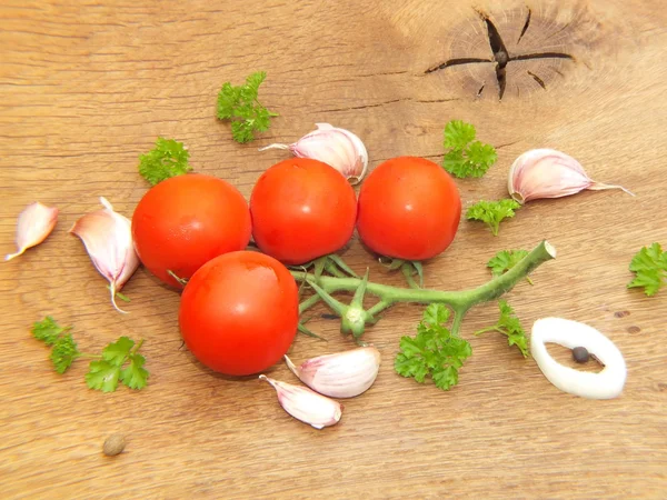 Vegetables fresh tomato with onion, garlic and spices on cutting board — Stock Photo, Image